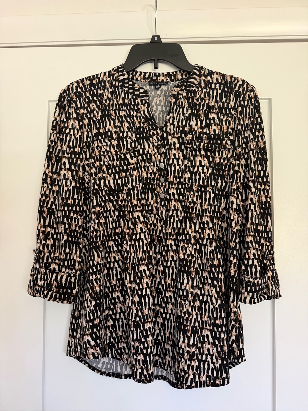 Ava & Grace Black and Beige Abstract Print V-Neck Blouse Size S